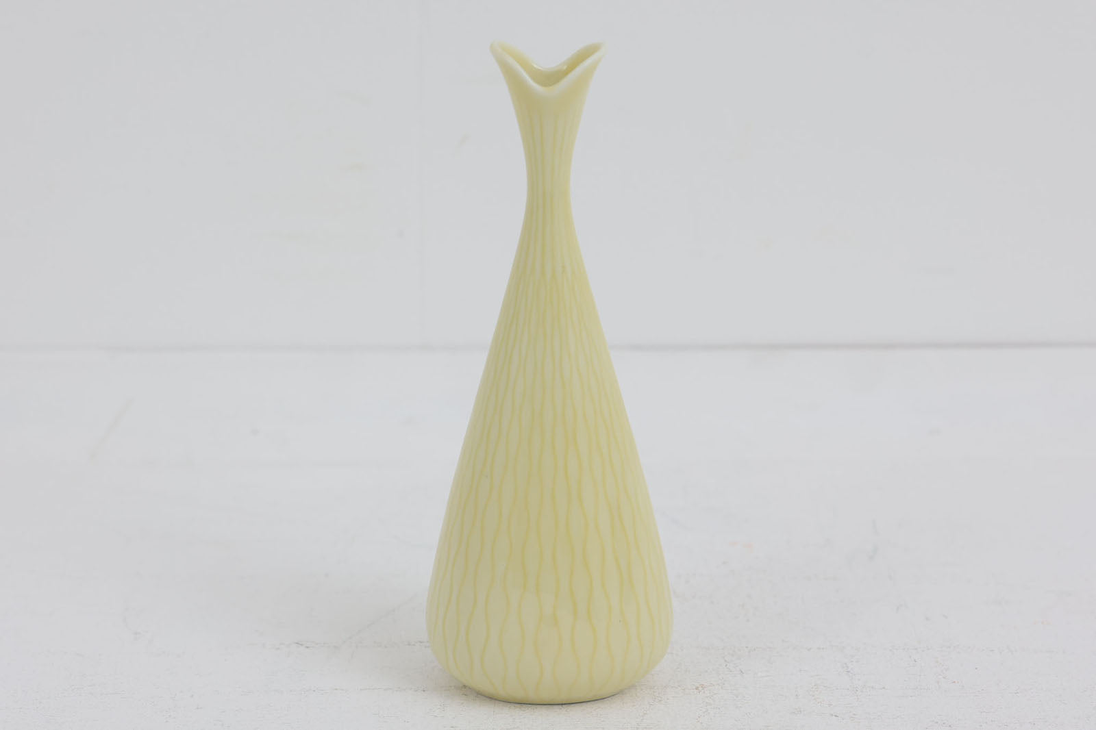 フィンランド人で彫刻家の父と、デンマーク人で陶芸家の母の元に育つGunnarNylundはデンマークで建築を学んだ後、Bing&amp;Grondahl窯、スウェーデンRorstrand窯に就業し、多くの作品を生み出しています。彼の作品は独特な流線型と釉薬が特徴で世界中で重宝されています。