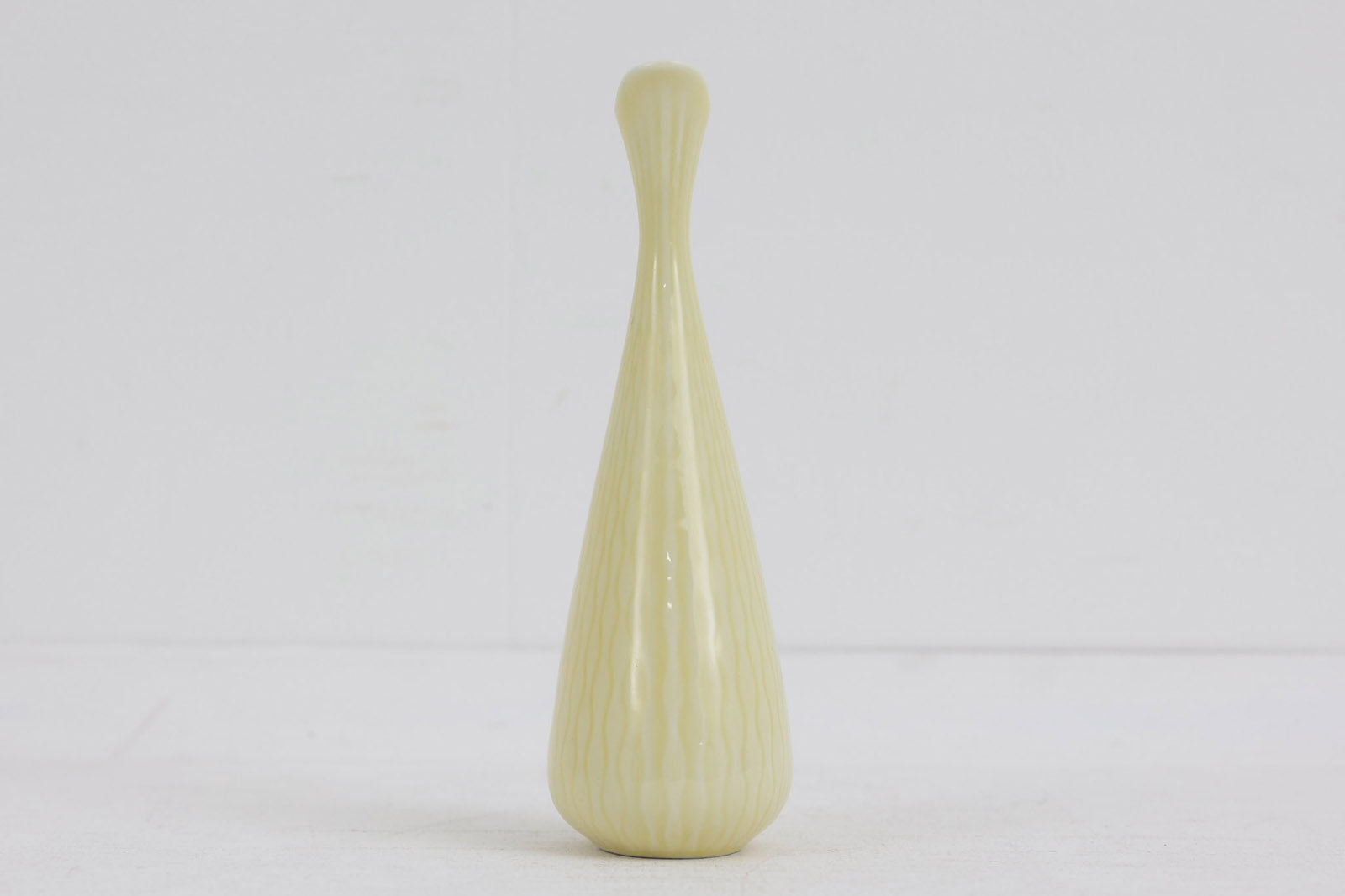 フィンランド人で彫刻家の父と、デンマーク人で陶芸家の母の元に育つGunnarNylundはデンマークで建築を学んだ後、Bing&amp;Grondahl窯、スウェーデンRorstrand窯に就業し、多くの作品を生み出しています。彼の作品は独特な流線型と釉薬が特徴で世界中で重宝されています。