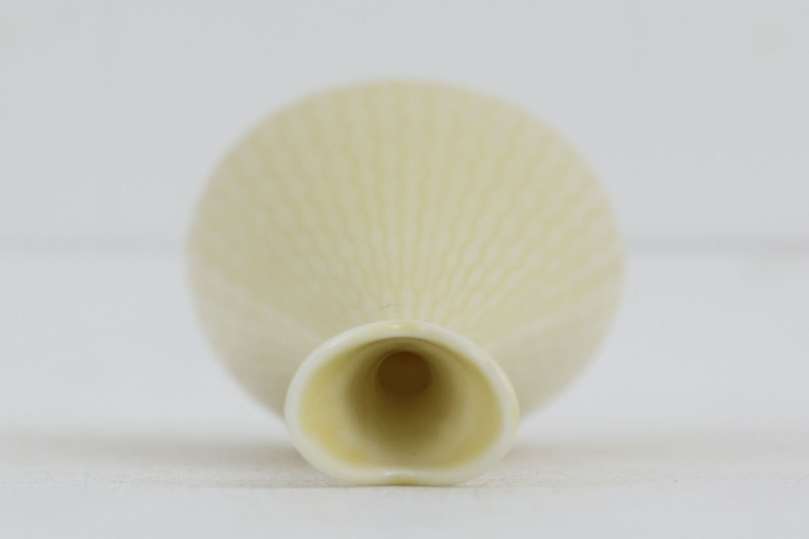 フィンランド人で彫刻家の父と、デンマーク人で陶芸家の母の元に育つGunnarNylundはデンマークで建築を学んだ後、Bing&amp;amp;Grondahl窯、スウェーデンRorstrand窯に就業し、多くの作品を生み出しています。彼の作品は独特な流線型と釉薬が特徴で世界中で重宝されています。