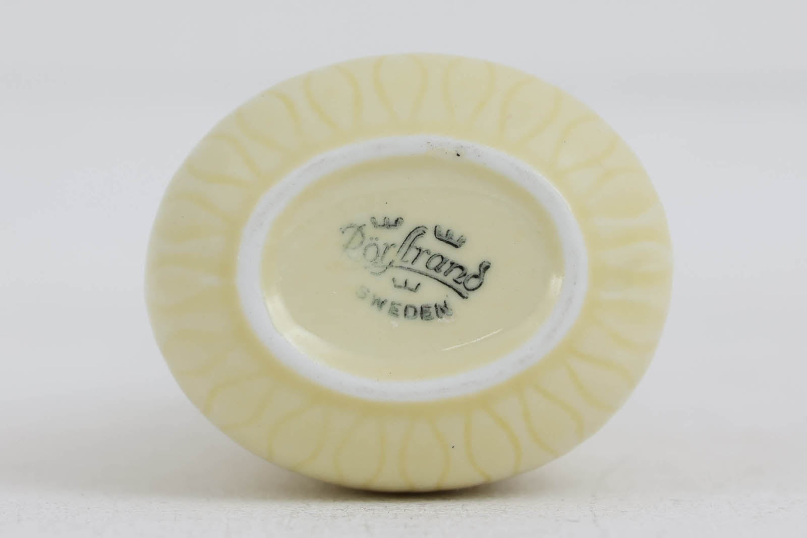 フィンランド人で彫刻家の父と、デンマーク人で陶芸家の母の元に育つGunnarNylundはデンマークで建築を学んだ後、Bing&amp;amp;Grondahl窯、スウェーデンRorstrand窯に就業し、多くの作品を生み出しています。彼の作品は独特な流線型と釉薬が特徴で世界中で重宝されています。