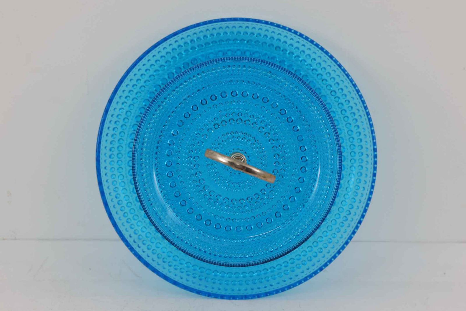 フィンランドのデザイナーOivaToikkaの代表作のカステヘルミのケーキスタンドです。露のしずくを表すこのシリーズは、しずくのような大小の凹凸を施し、光加減によってキラキラと輝くのが特徴です。現在復刻されているイッタラ製に見受けられるバリや歪みなどはなくヌータヤルヴィ製の品質の良さを感じさせます。