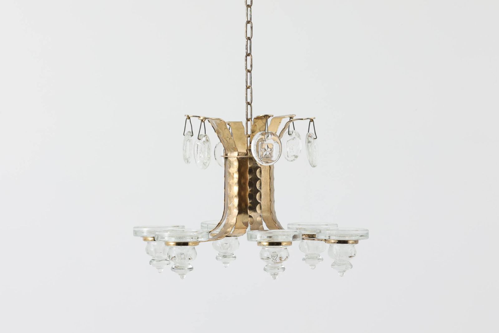 世界を代表するガラス彫刻家Bertil Vallienのシャンデリア/キャンドルホルダーです。珍しいゴールドカラーのタイプでガラスオーナメントのついた吊り下げタイプの大きなお品物です。非常にガラスが美しく豪華なお品物ですのでサンキャッチャーとしてもおすすめです。