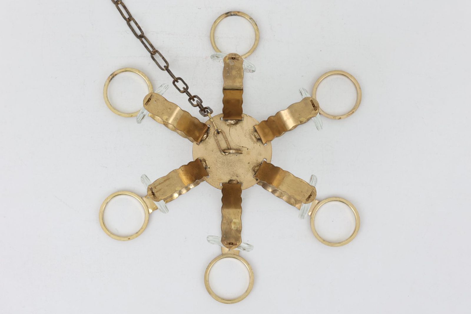 世界を代表するガラス彫刻家Bertil Vallienのシャンデリア/キャンドルホルダーです。珍しいゴールドカラーのタイプでガラスオーナメントのついた吊り下げタイプの大きなお品物です。非常にガラスが美しく豪華なお品物ですのでサンキャッチャーとしてもおすすめです。