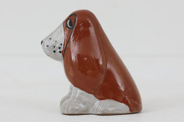 LisaLarsonのバセットハウンド犬です。こちらはスウェーデンではおなじみのおしゃれなデパートAhlens（オレンス）が彼女に依頼したことで製造された限定品です。リサの1954-80年の作品集にも掲載されておらず、少しレアな商品となります。現在別のセラミックスタジオから復刻が出ていますが、それらは表情や釉薬の使い方などが全く異なっています。こちらは当時のオリジナル品となります。