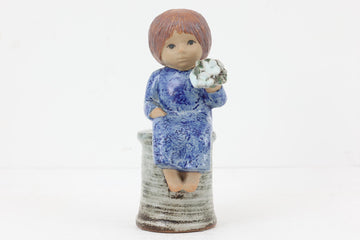 Lisa LarsonのSKULPTURERシリーズ。5種類の子供たちが描かれている作品です。1679年から製造されたこちらの作品は、現在では別のセラミックスタジオにて復刻版が製造されています。こちらは彼女がリンドベリと共にGUSTAVSBERGに在籍していたときの製品になります。