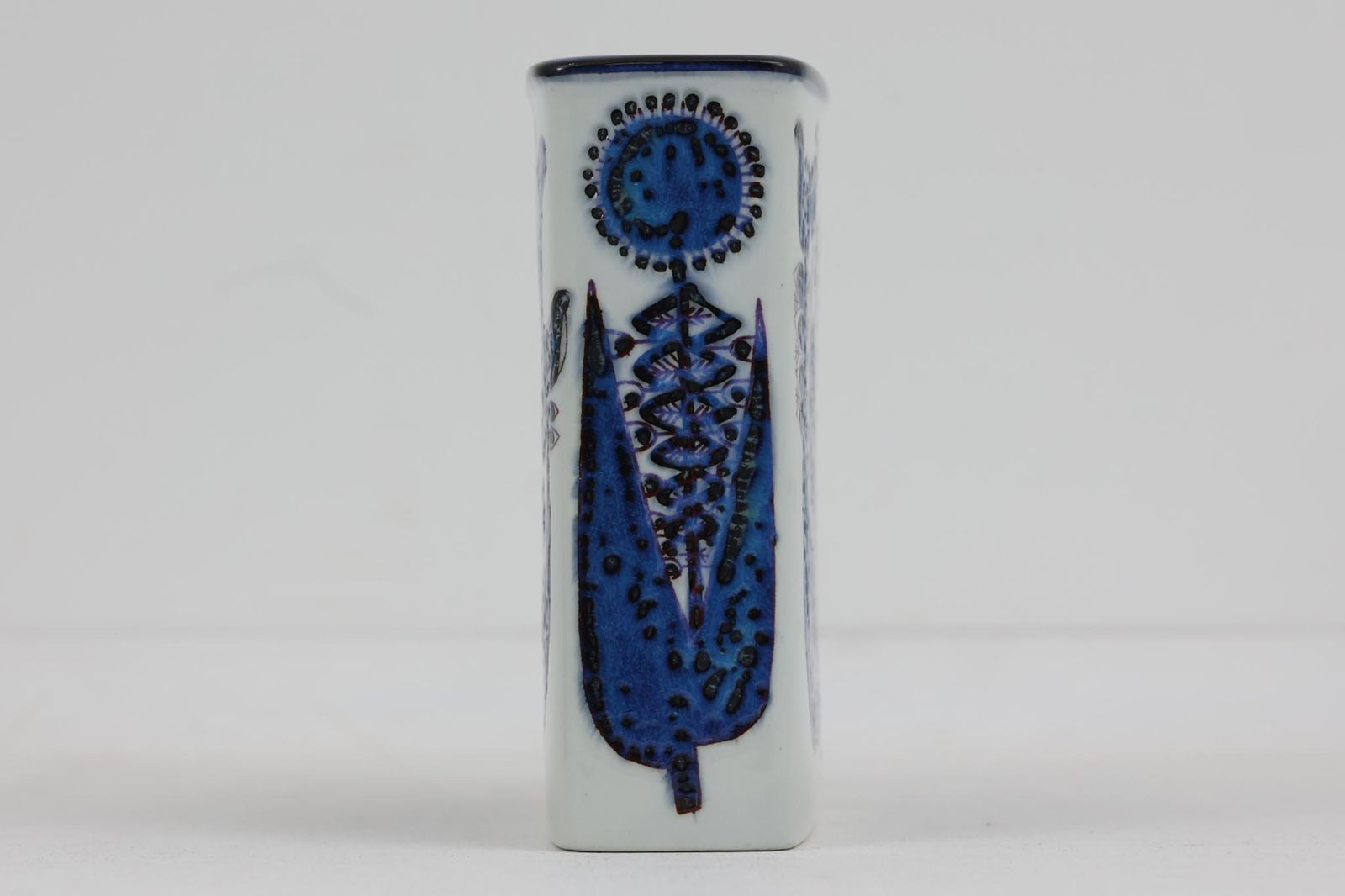 ロイヤルコペンハーゲン社製、BerteJessenに絵付けされたTeneraのフラワーベースです。少し珍しいスクエアな形で、横向きにした際には大きく絵が映りきれいです。ロイヤルコペンハーゲンのベースでもこういった淡いブルーのお品は非常に人気となります。