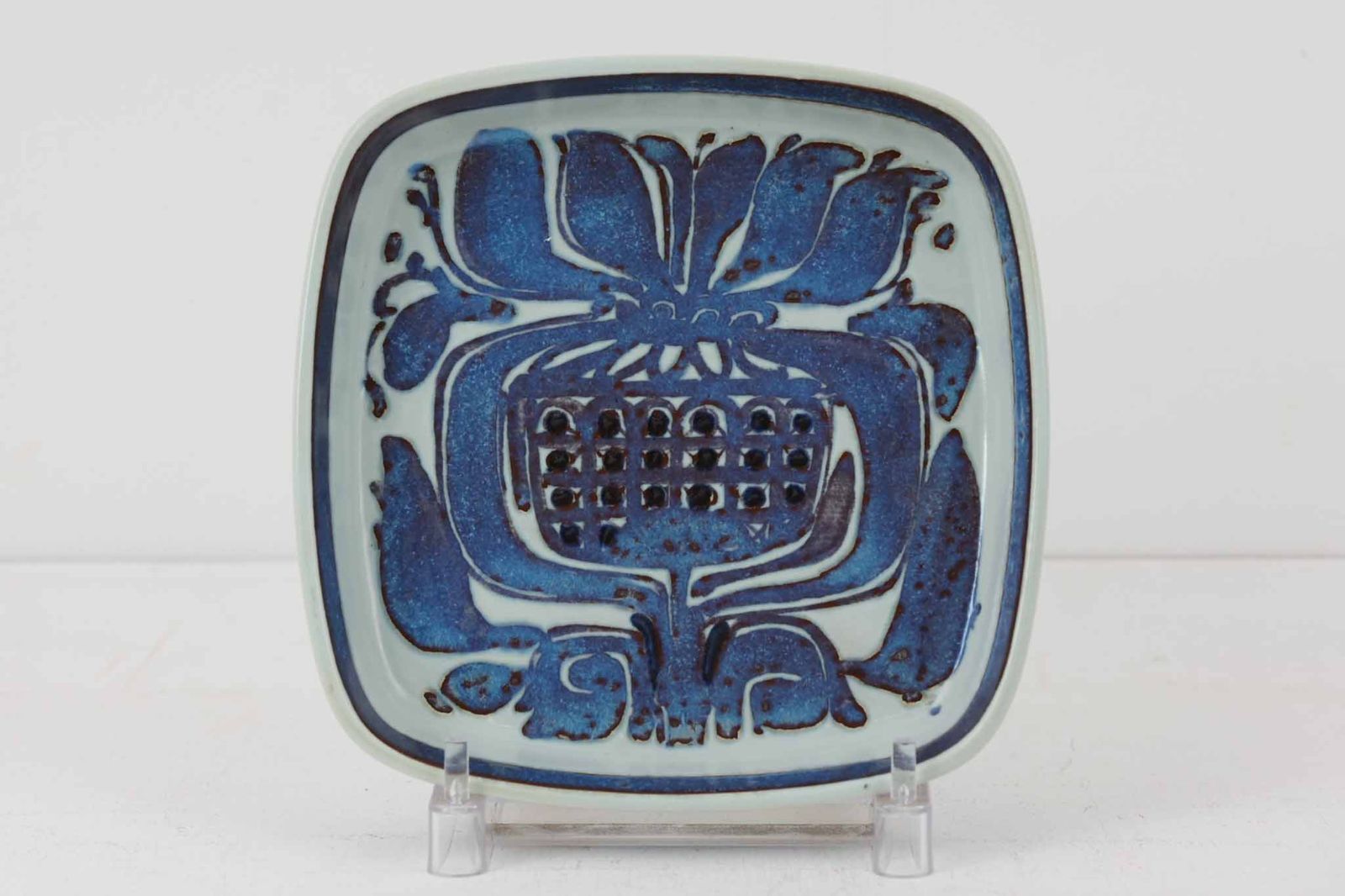 ロイヤルコペンハーゲン社製、KariChristensenに絵付けされたTeneraのトレイです。柔らかい淡いブルーが明るく美しい人気のお品です。