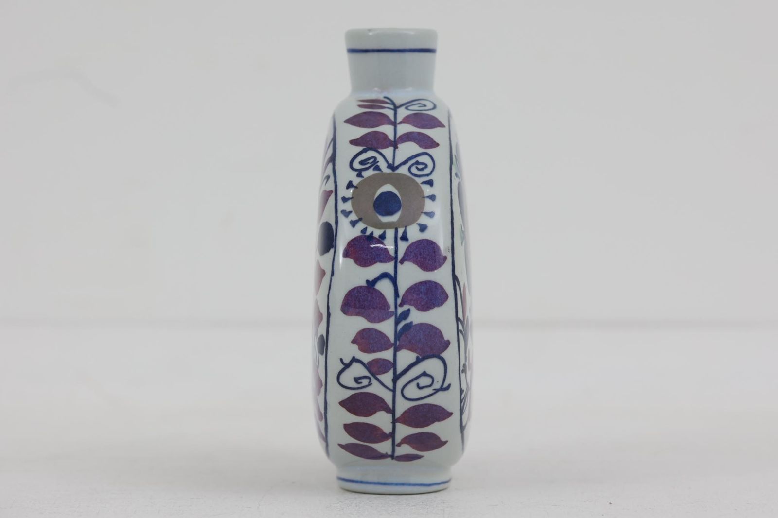 ロイヤルコペンハーゲン社製、KariChristensenに絵付けされたTeneraのフラワーベースです。柔らかい淡いブルーが明るく美しいベースです。