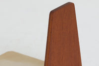 北欧より買い付けたチーク材のブックエンドです。デンマークでは定番のビンテージアイテムです。木部とスチール部は簡単に取り外し可能です。