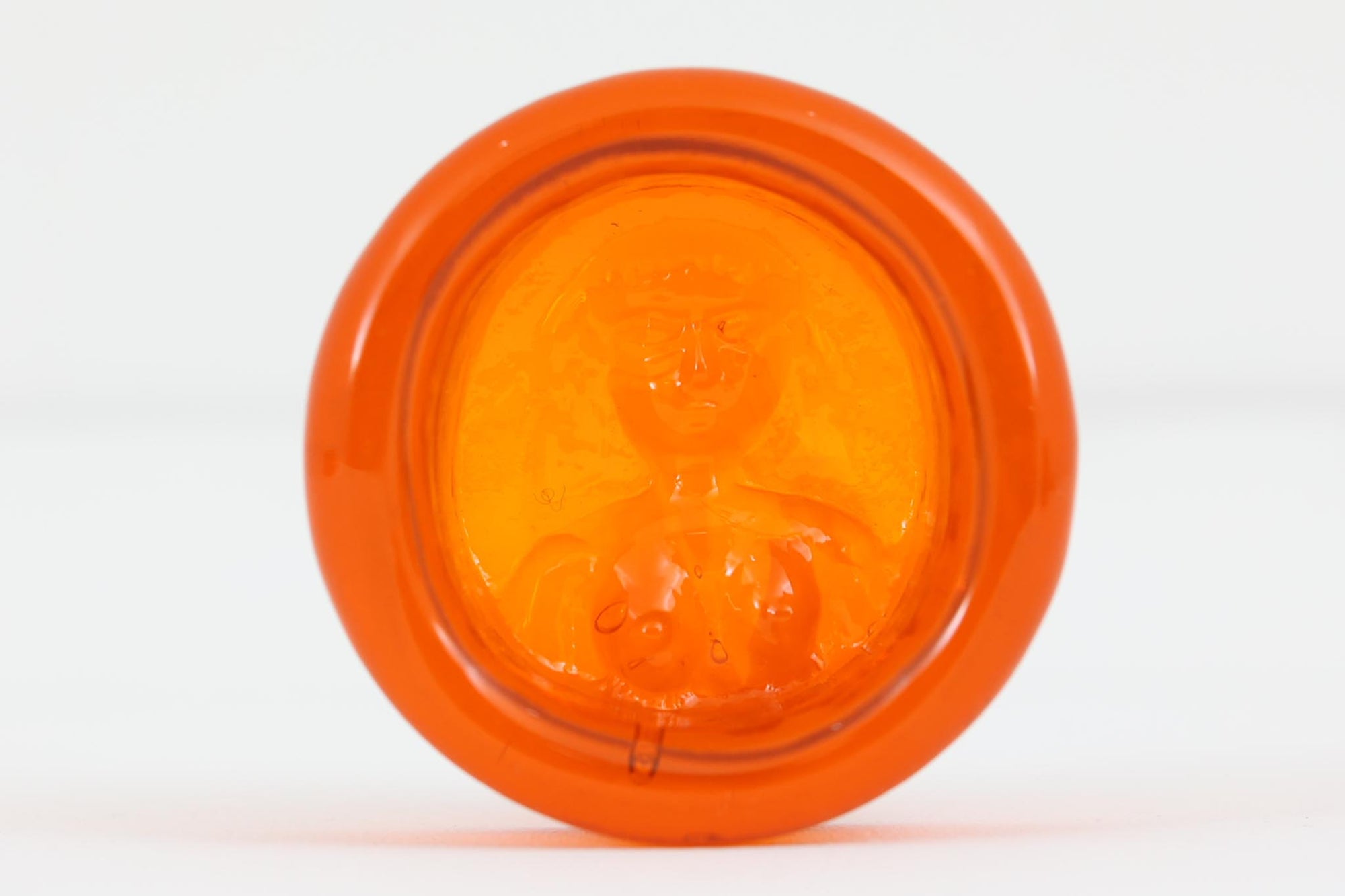 Erik HoglundがBODA社に在籍していた当時のアッシュトレイです。こちらも型にガラスを流し込んだ後、型押した作品で、ディテールが個々に違うのが魅力です。アッシュトレイとして作られた作品ですが、現代では小物いれとしたり、ペーパーウェイトとして使用するケースが多く、多くのコレクターが存在します。