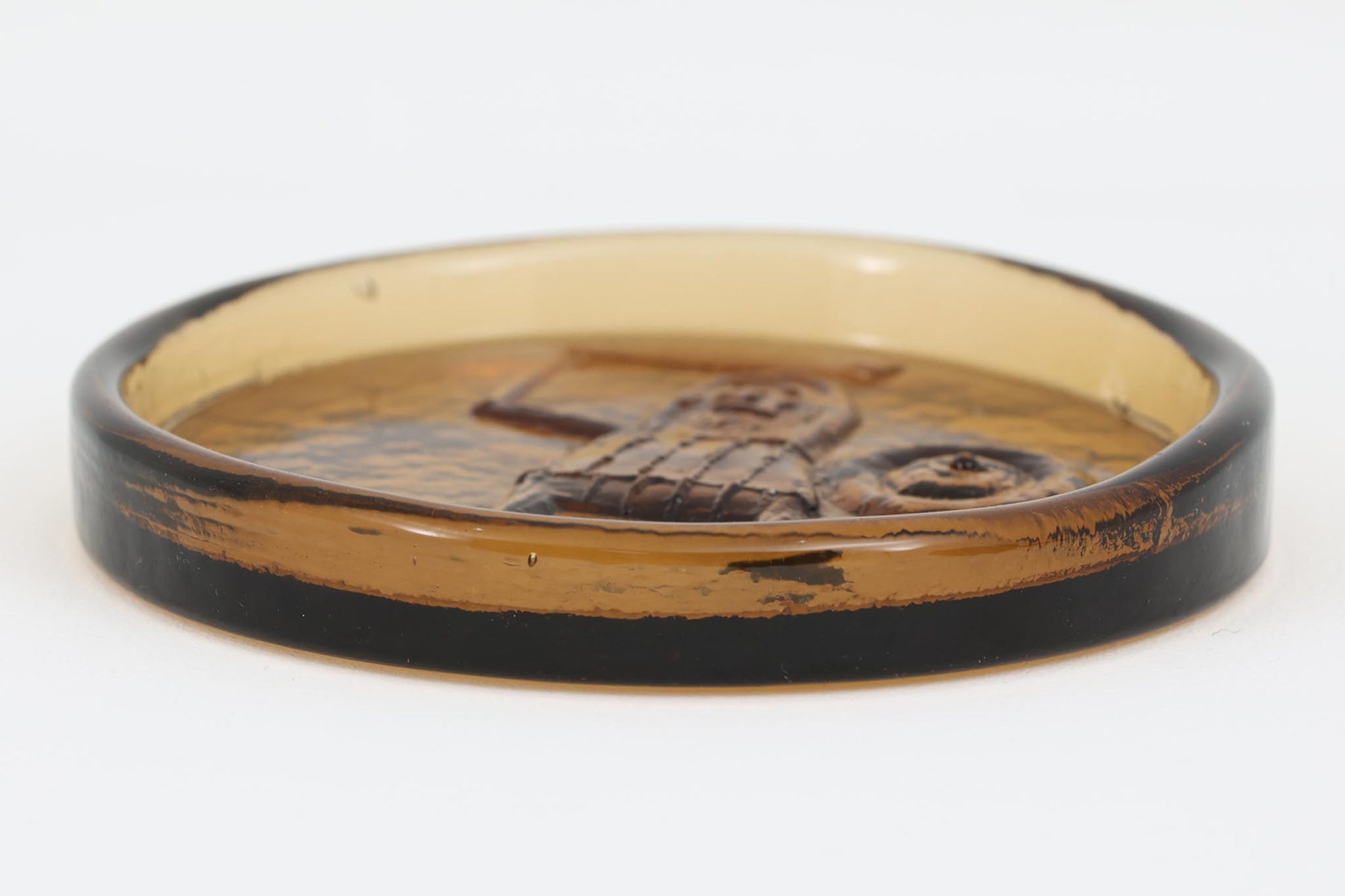 ノルウェーのPlus Glashytta社のアッシュトレイです。デザイナーはRichard Duborghです。ホグランのぼてっとした形状とは異なり、こちらはリムも薄めですっきりとした印象のお品物です。 ※大変お詳しいお客様及び現地コレクターより情報提供いただきました。