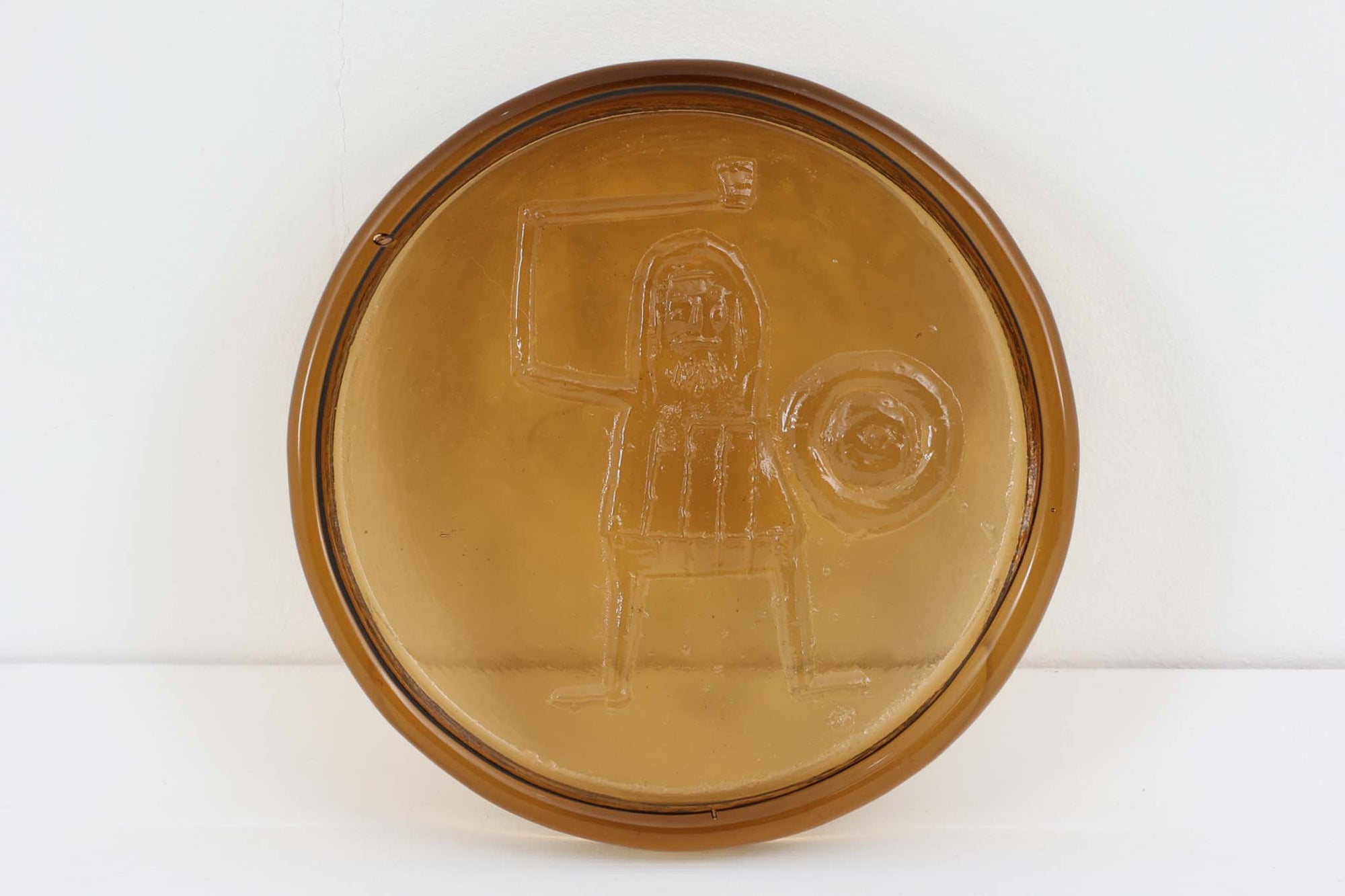 ノルウェーのPlus Glashytta社のアッシュトレイです。デザイナーはRichard Duborghです。ホグランのぼてっとした形状とは異なり、こちらはリムも薄めですっきりとした印象のお品物です。 ※大変お詳しいお客様及び現地コレクターより情報提供いただきました。