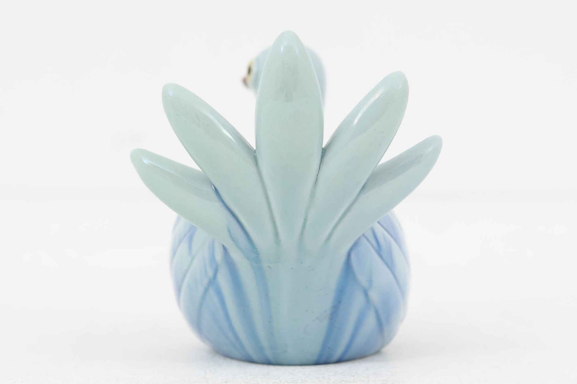 フィンランド人で彫刻家の父と、デンマーク人で陶芸家の母の元に育つGunnar Nylundはデンマークで建築を学んだ後、Bing&amp;Grondahl窯、スウェーデンRorstrand窯に就業し、多くの作品を生み出しています。彼の作品は独特な流線型と釉薬が特徴で世界中で重宝されています。