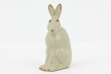 Lisa Larsonの野ウサギです。こちらはグスタフスベリではなく、JIE-KERAMIKにて製造された希少なお品です。こちらのWWFシリーズのカワウソは通常グスタフスベリ社で製造されたものをよく見ることができますが、こちらのJIE-KERAMIK版は1990年代初旬に少量製造された大変希少な商品となります。グスタフスベリ社のものより少し小さく、素材の配合なども異なります。もちろんリサ自身が製造を依頼したお品となります。