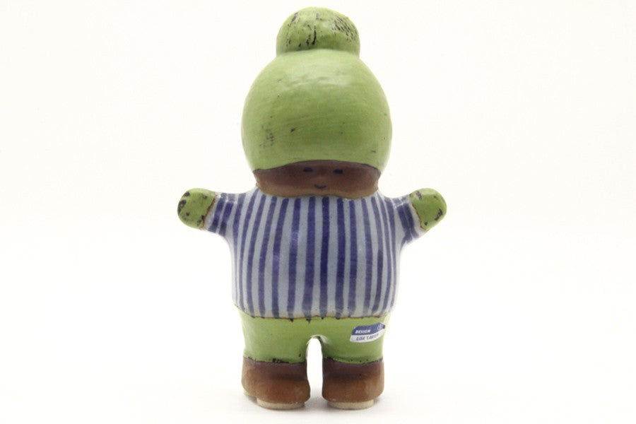 LisaLarsonのUNGARシリーズ、子供シリーズのKalleです。こちらは1964年から1980年にかけて製造されていたものです。あまりにも短くアンバランスな手を大きく広げているのがなんとも可愛らしい子供を表現しています。衣服や手足なども汚れたようにデザインされていて、元気に遊びまわっている子供のようです。