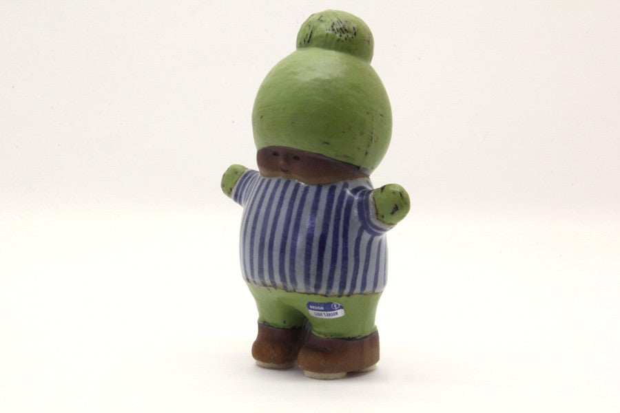 LisaLarsonのUNGARシリーズ、子供シリーズのKalleです。こちらは1964年から1980年にかけて製造されていたものです。あまりにも短くアンバランスな手を大きく広げているのがなんとも可愛らしい子供を表現しています。衣服や手足なども汚れたようにデザインされていて、元気に遊びまわっている子供のようです。