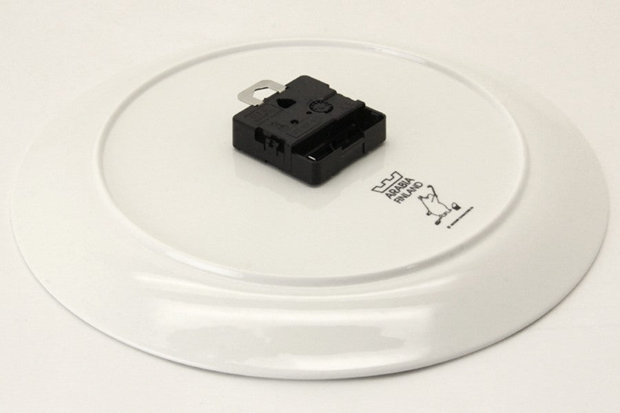 ムーミンの2003年から2006年にかけて販売されていたキャラクター掛時計です。フィンランドアラビア社製で比較的新しいものになるため、きれいなものが流通しています。元々販売数も多くないので今後少しずつ市場からは見つけることが難しくなってくることが予想されます。