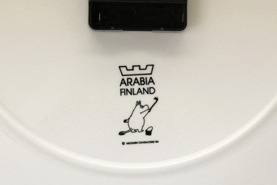 ムーミンの2003年から2006年にかけて販売されていたキャラクター掛時計です。フィンランドアラビア社製で比較的新しいものになるため、きれいなものが流通しています。元々販売数も多くないので今後少しずつ市場からは見つけることが難しくなってくることが予想されます。