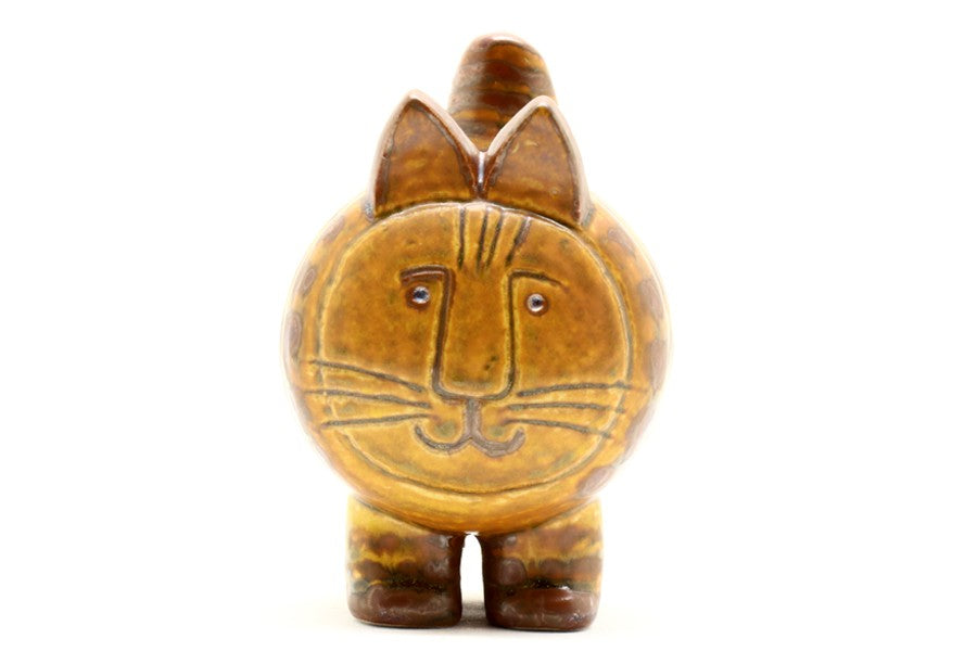 LisaLarsonのJuraシリーズのStoraKattenです。6体の動物で構成されるこのシリーズは1966年から1976年にかけて製造された作品で生産数が少なく現地でも流通が少ないお品になります。MenageriシリーズのKattともフォルムが似ていますが、こちらはそちらよりも大きく全体に釉薬がかかっている現代に近い仕上がりになっています。同モデルを多数コレクションしていた方からまとめて譲っていただいた為、価格は現地流通価格と同じ程度に設定することができました。