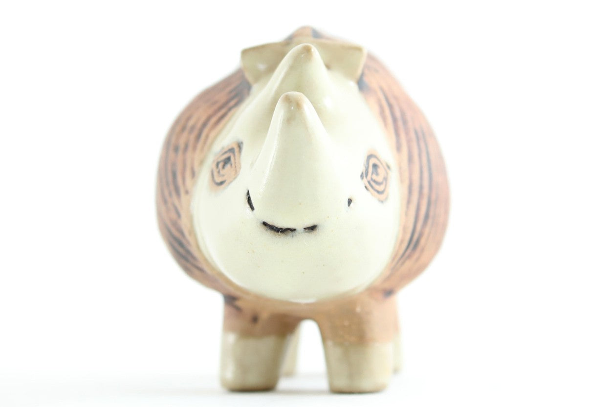 LisaLarsonのMenageriシリーズのNoshorning、サイです。5体の動物で構成されるこのシリーズは比較的小ぶりで釉薬をうまく使っていて素朴に仕上げています。1966年から1976年にかけて製造された作品です。