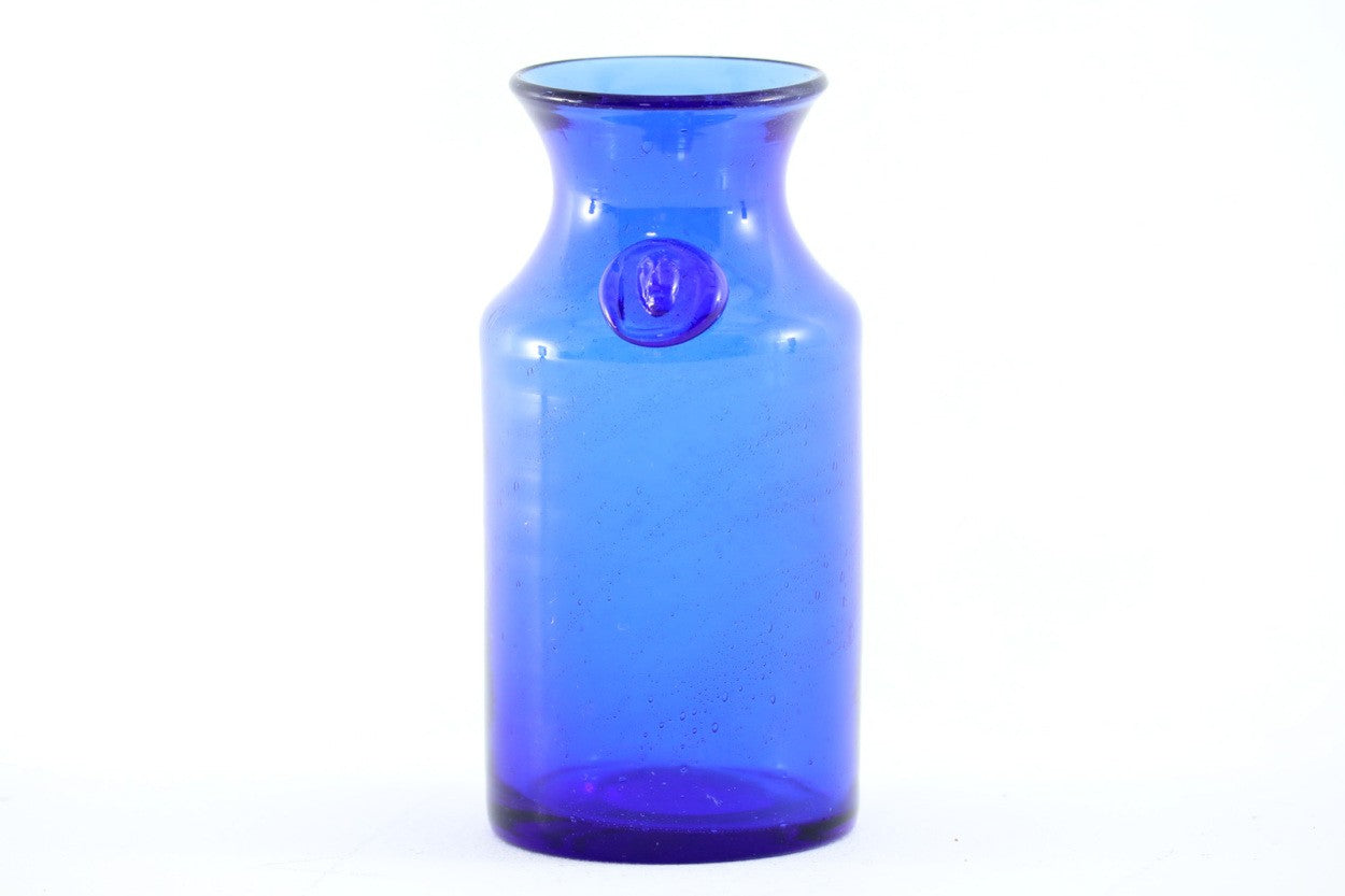 ErikHoglundのフラワーベースです。そのままオブジェとしてもおしゃれです。鮮やかなカラーのガラス製品は窓辺に置くのがおすすめです。製品には大きな気泡がたくさん入っており独特なデザインとなっています。また型押のアクセントがホグランを象徴している作品でもあります。