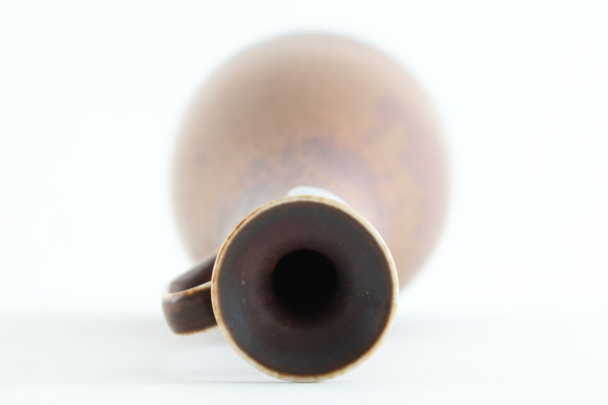 フィンランド人で彫刻家の父と、デンマーク人で陶芸家の母の元に育つGunnarNylundはデンマークで建築を学んだ後、Bing&amp;amp;Grondahl窯、スウェーデンRorstrand窯に就業し、多くの作品を生み出しています。彼の作品は独特な流線型と釉薬が特徴で世界中で重宝されています。