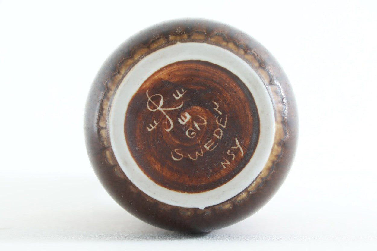 フィンランド人で彫刻家の父と、デンマーク人で陶芸家の母の元に育つGunnarNylundはデンマークで建築を学んだ後、Bing&amp;amp;Grondahl窯、スウェーデンRorstrand窯に就業し、多くの作品を生み出しています。彼の作品は独特な流線型と釉薬が特徴で世界中で重宝されています。