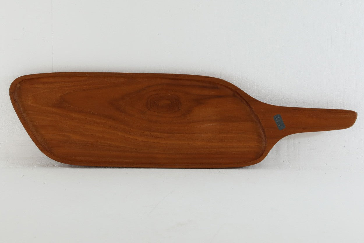 スウェーデンの彫刻家、JohnnyMattssonによるデザインのチークトレイです。アシンメトリーなデザインで持ち手が美しく、フランスパンなどを並べてサーブすることができます。